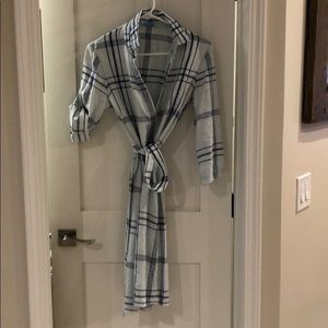 Linen blend classic shirt type dress. V neck